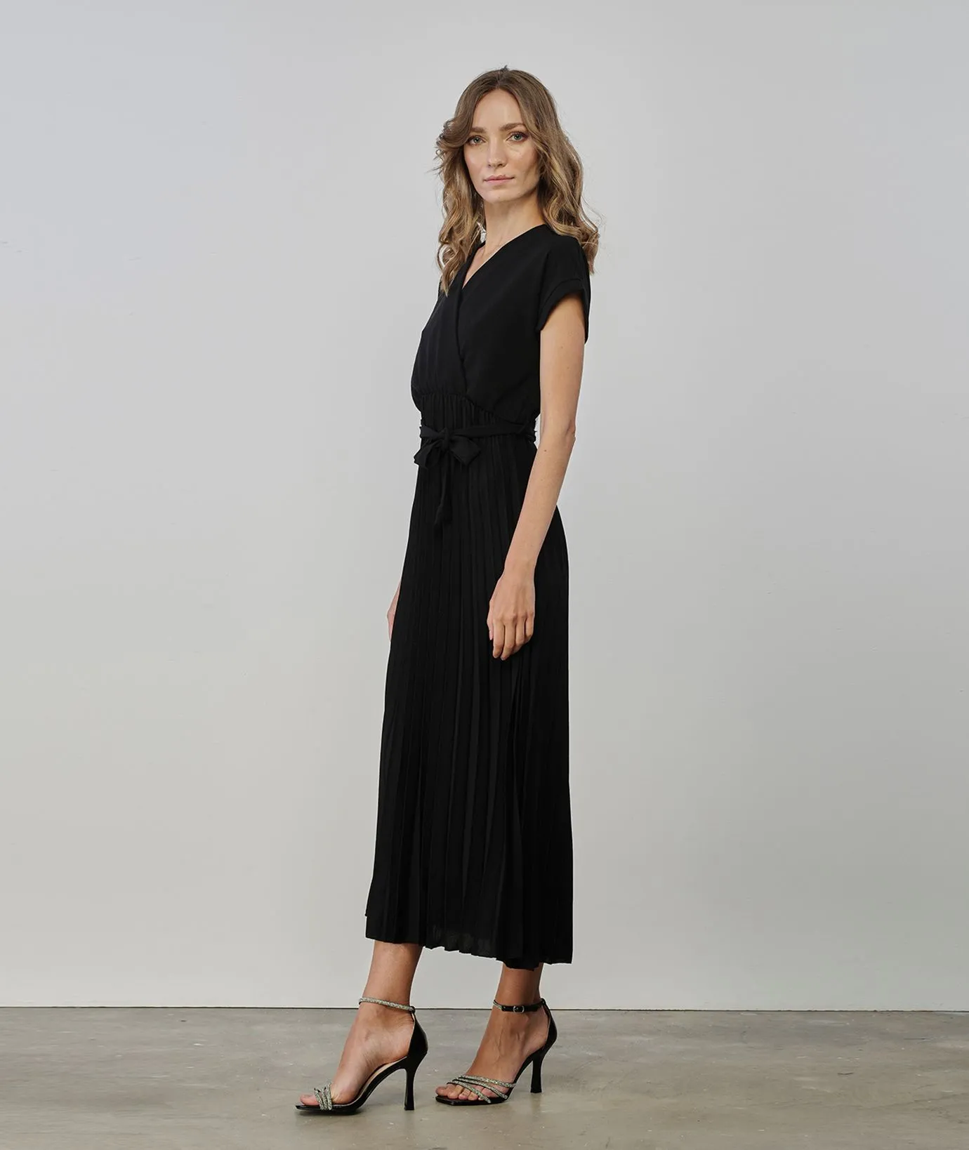 Abito midi nero con gonna plissettata