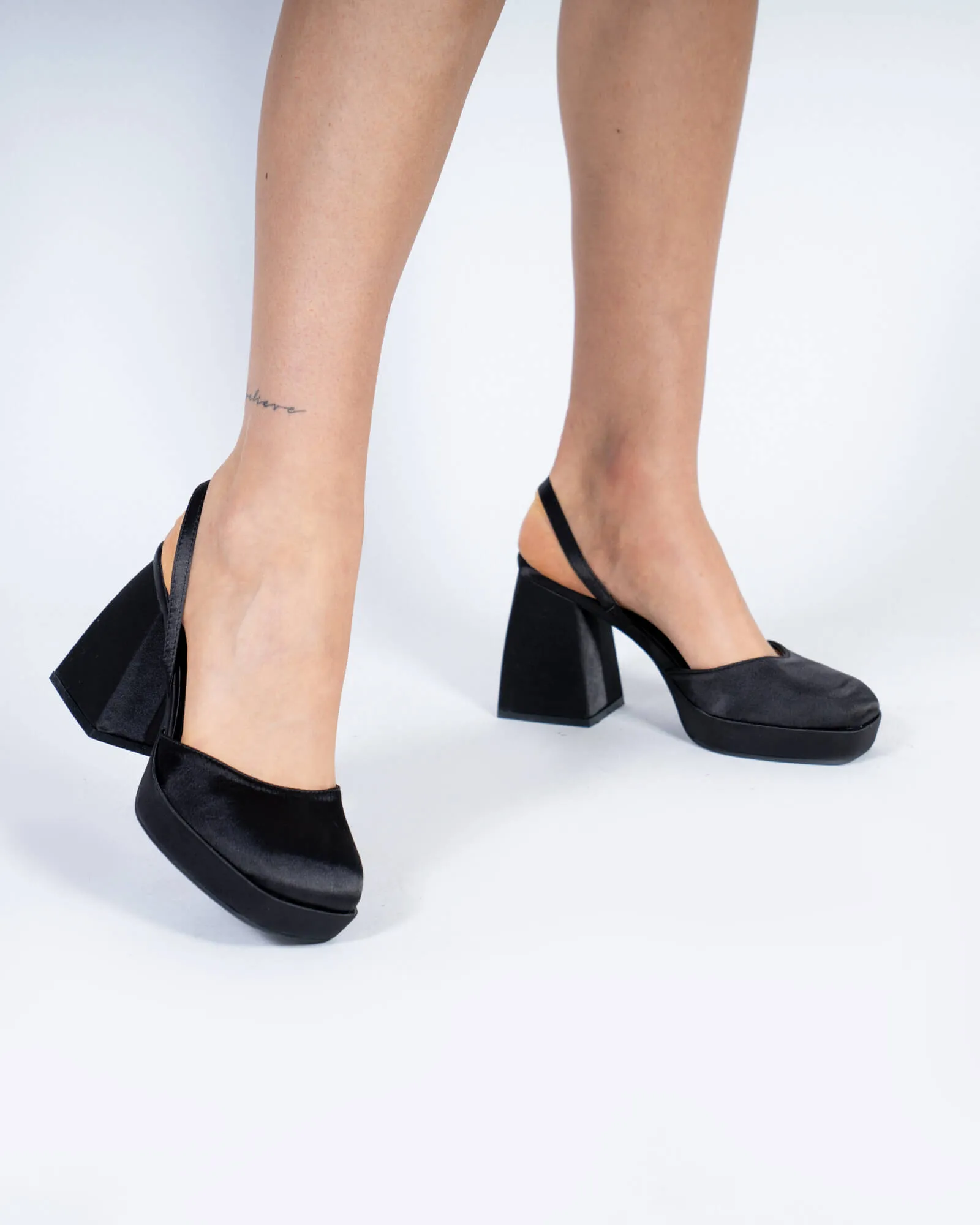 Décolleté con tacco e punta quadrata - nero